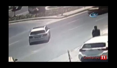 İstanbul’da feci motosiklet kazası kamerada