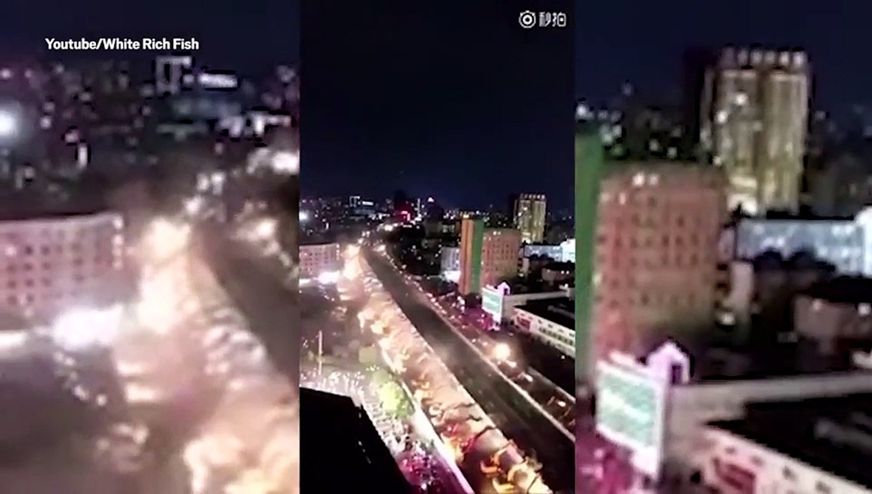 Quand des centaines de pelleteuses travaillent sur un pont gigantesque de nuit