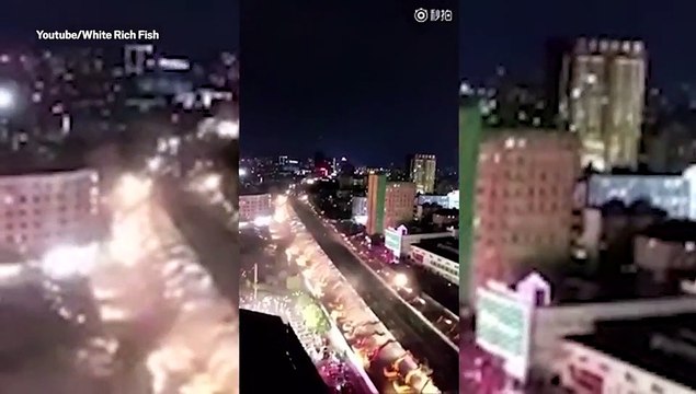 Quand des centaines de pelleteuses travaillent sur un pont gigantesque de nuit