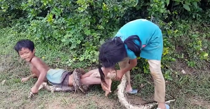 Ces 2 enfants d'Asie attrapent des serpents pour gagner de l'argent