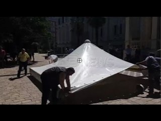 Ora News -  Shkodra ngre çadër. Rama shkon pasdite. Përplasen bashki-polici