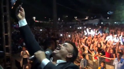 Sanatçı Bülent Serttaş Sahne Direğine Çıkıp Şarkı Söyledi