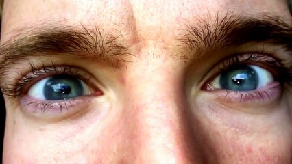 Les pupilles et Iris de cet homme bougent tout seuls !!