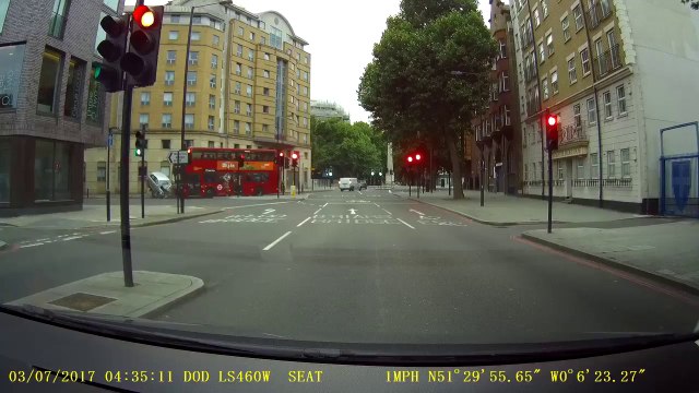 Ce bus à 2 étage écrase une petite voiture à Londres !