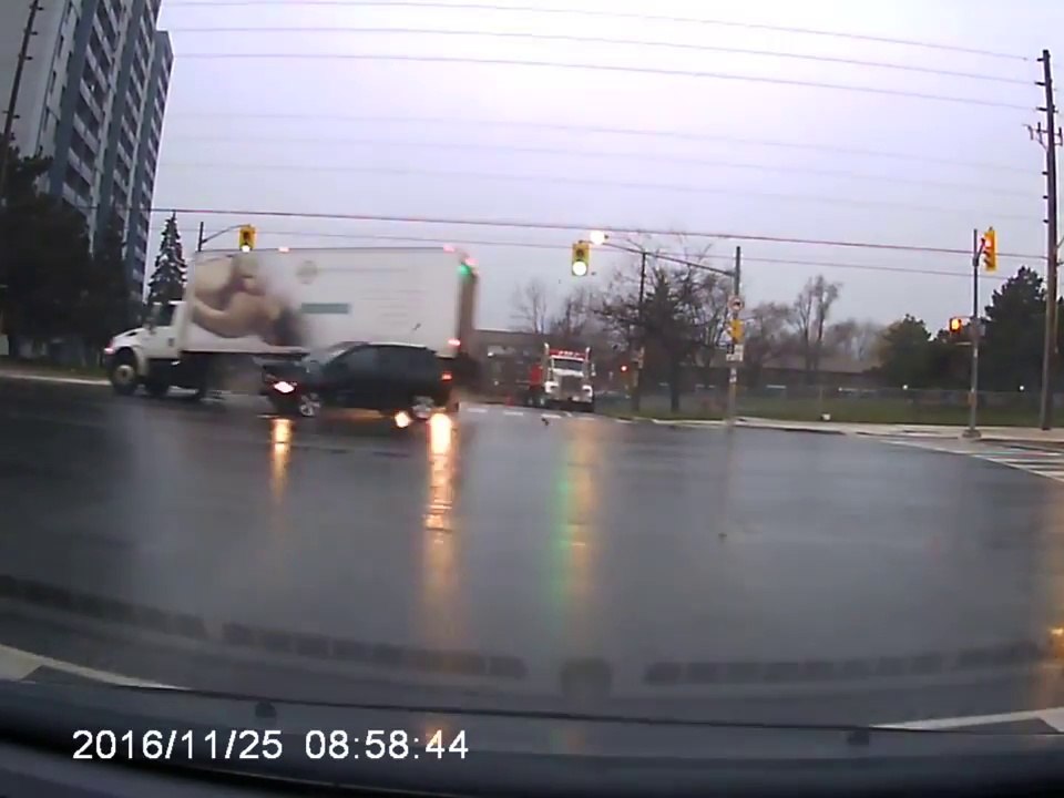 Ce camion grille un feu rouge et découpe une Jeep au croisement !