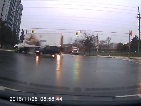 Ce camion grille un feu rouge et découpe une Jeep au croisement !