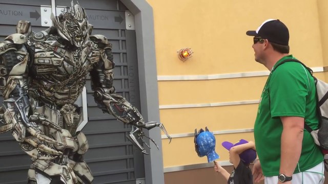 Ce gamin félicité par Megatron pour la tête d'Optimus Prime !