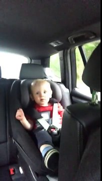 Ce bébé traite son père de ZIZI puis s'endort immédiatement.. HILARANT !