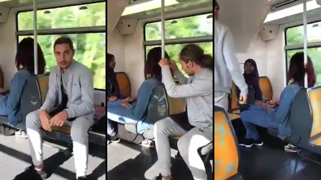 Il s'amuse à attacher les cheveux d'une fille à une barre dans un train