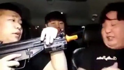 Ce mec devient hystérique quand ses potes s'amuse avec de fausses armes