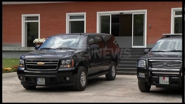 Ora News - Negociatat - Lu 2 orë tek zyra e Bashës, burimet: Palët drejt arritjes së marrëveshjes
