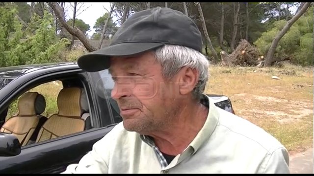 Ora News –Prishja e rrugës po mban peng pastrimin e plazhit të Semanit