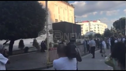 Ora News – Mbështetësit e PD-së hedhin tymuese drejt kryeministrisë