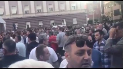 Mbështetësit e PD-së hedhin tymuese drejt kryeministrisë