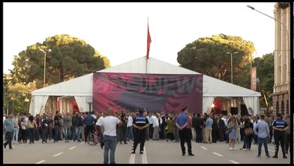 Ora News – Mbështetësit e PD-së hedhin tymuese drejt kryeministrisë