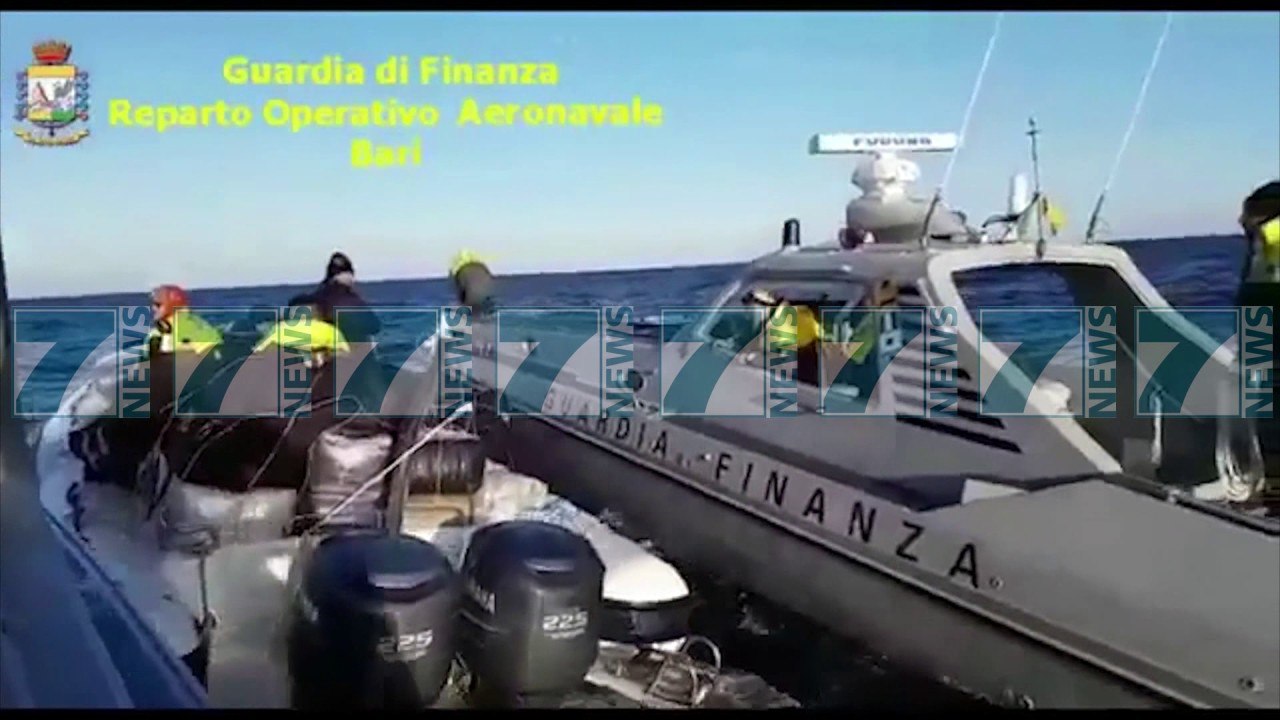 POLICIA ITALIANE KAP NJE GOMONE ME 2.2 TONELATA DROGE - News, Lajme - Kanali 10