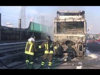 Peschiera del Garda (VR) - A4, incendio distrugge camion carico di birra (06.07.17)
