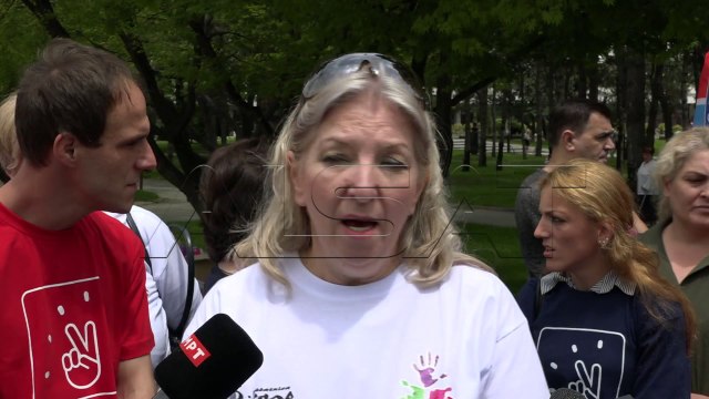 Fëmijët me aftësi të kufizuara me tenda para Kuvendit për kushte më të mira