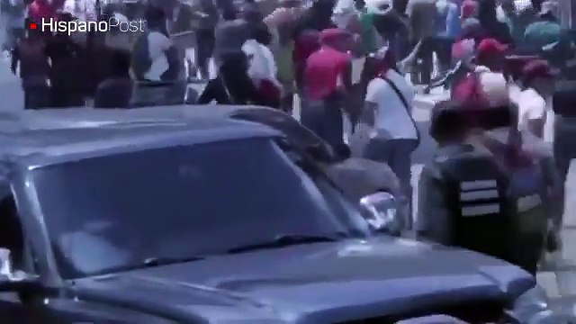 Momento en que oficialistas agreden a diputados y trabajadores del Parlamento venezolano