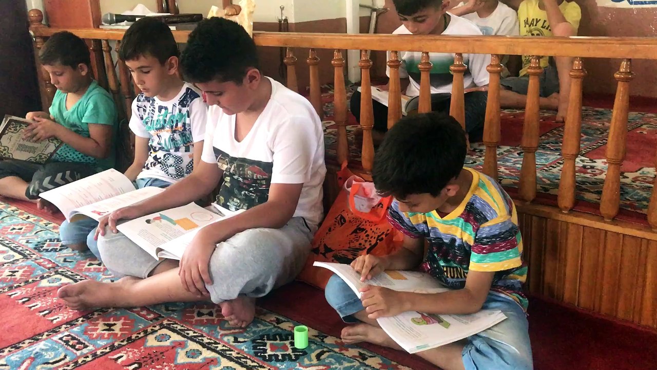 Piramit dondurma geleneği sürdürdü ve Kur'an Kerim Kursu'na giden çocuklara ücretsiz dondurma