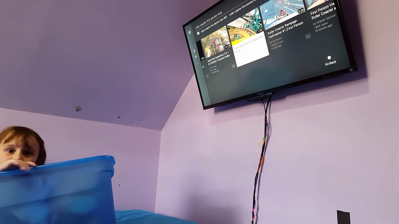 Un papa qui n'avait pas l'argent pour Disneyland simule des montagnes russes avec sa fille