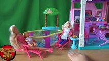 En video con las muñecas Barbie Steffi invitados llegaron a jugar la piscina del bebé de Barbie