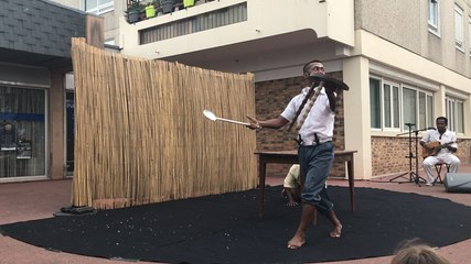 Un été exquis a programmé Zarazarao : trois clowns qui se disputent un repas !