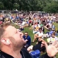 Sevdiğiniz Müziğe Eşlik Ederken Dışarıdan Gözüken Durum