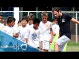 El futbolista español Juan Mata convive con niños mexicanos en Cancún