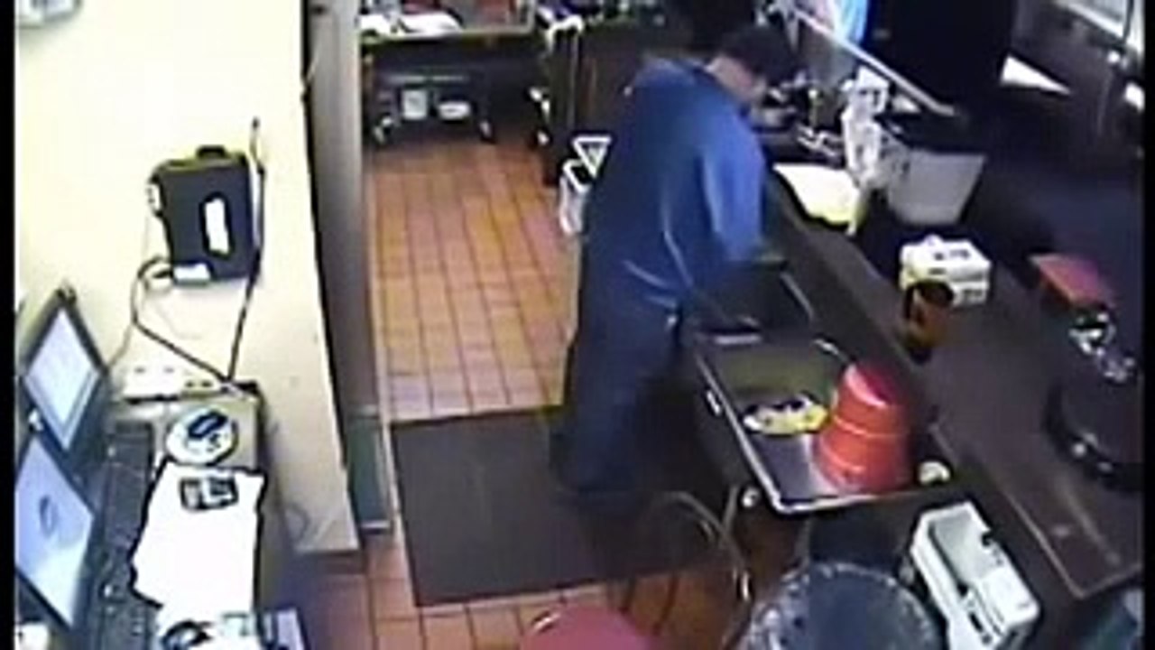 Uma Loja da Pizza Hut teve que Fechar as Portas Por Causa Desta Cena Filmava Pelas Cameras de Vigilância!