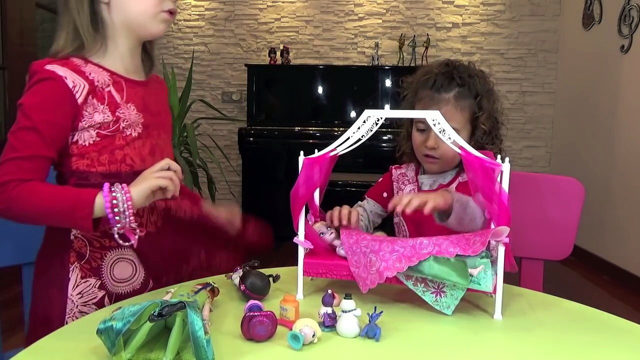 Muñecas frozen fever Elsa ana - Elsa pilla resfriado y doctora juguetes la cuida - juguete