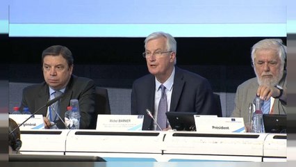 EU's Barnier steps up Brexit trade warning to UK
