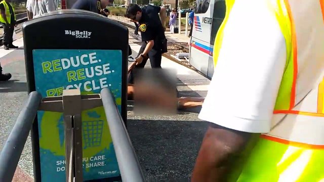 Un homme fou se fait taser après qu'il a giflé un policier