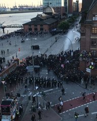 Video herunterladen: Police Use Water Cannon to Disperse G20 Protestors in Hamburg