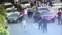 Une policière de 1.83 mètres désarme un voyou en Chine