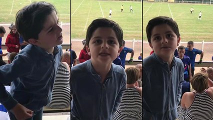 Un enfant raconte une blague dans un stade de foot