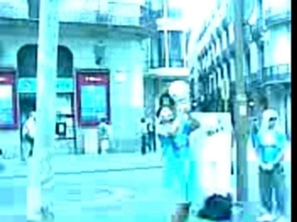 une personne jonglant au foot sur les ramblas