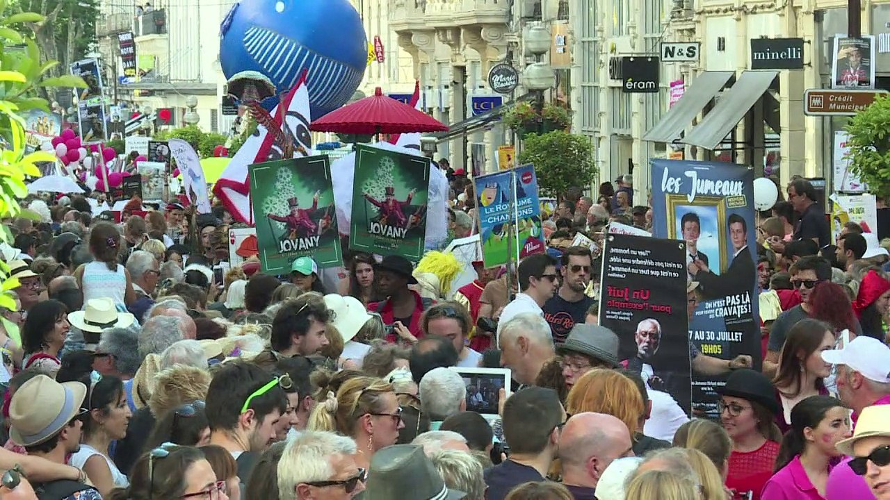 La grande parade lance le début du festival d'Avignon