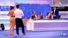 Cette candidate de Spash porte un maillot de bain très décolleté