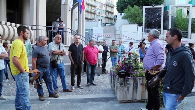 Les éleveurs des Alpes se mobilisent contre le loup