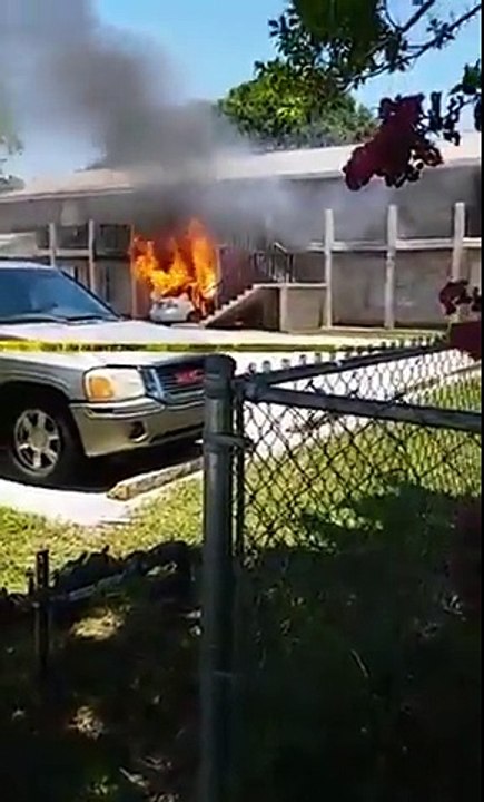 Une voiture en feu alors que l'automobiliste est encore dedans