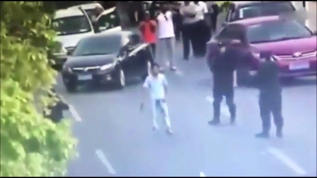 Les policières chinoises ne sont pas commode.. Elle désarme un agresseur