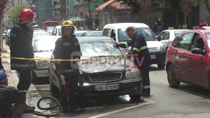 Report TV - Elbasan, dy automjete pëfshihen nga flakët te Poliklinika