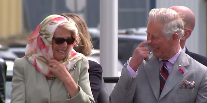 Le Prince Charles et Camilla pris d'un fou rire lors d'un chant inuit au Canada
