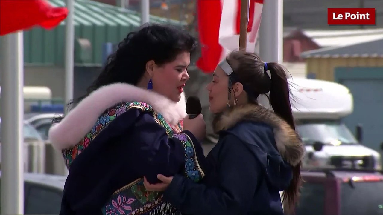 Le Prince Charles et Camilla pris d'un fou rire lors d'un chant inuit au Canada