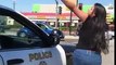 Une femme se prend un coup de matraque après avoir tenté d'agresser un policier