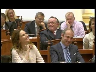 Ora News – Berisha i jep Blushit leksion për xhelozinë në Kuvend