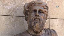 Kafası Yunus Emre'ye Benzetilen Anaksagoras Heykeli Tartışma Konusu Oldu