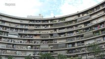 Un orchestre joue sur les balcons d'un immeuble parisien