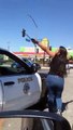 Une femme hystérique tente d’attaquer un policier